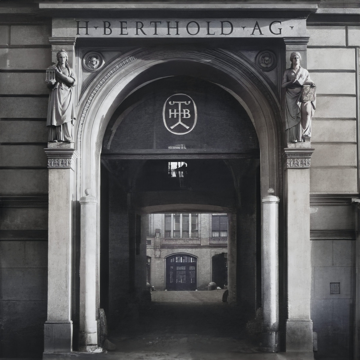 Portal des historischen Firmengebäudes der H. Berthold AG in Berlin (Teile dieser Fabrik stehen noch heute im Mehringhof, Kreuzung Mehringdamm und Gneisenaustraße). Foto leicht koloriert sowie oben und unten mit AI angestückelt.