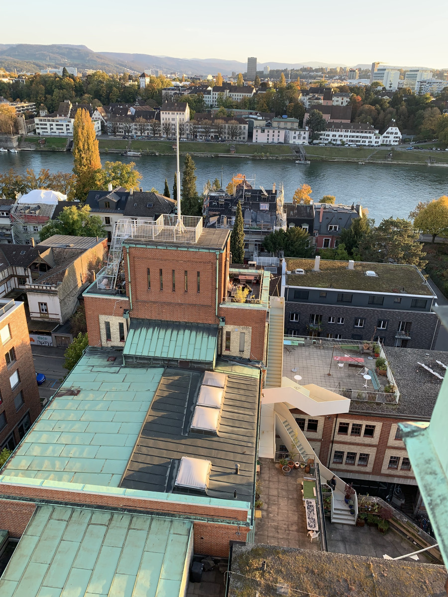Blick von oben auf die Dächer des Industrieensembles Werkraum Warteck an der Rheinpromenade, herbstliche Farben.