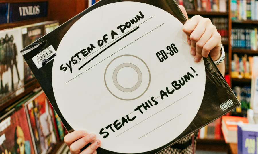 Schallplatten-Cover mit Bedruckung wei ein beschrifteter CD-Rohling: Steal this Album