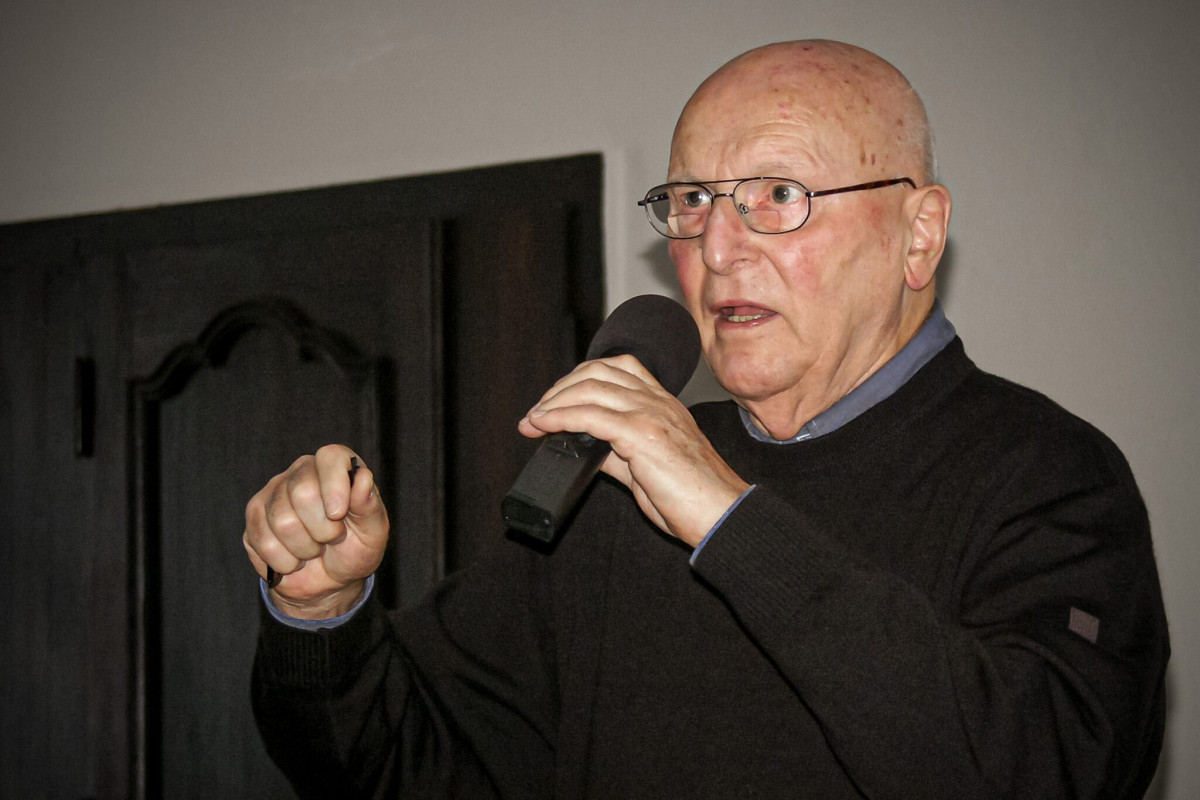 Günter Gerhard Lange beim Vortrag in Leipzig 2004.
