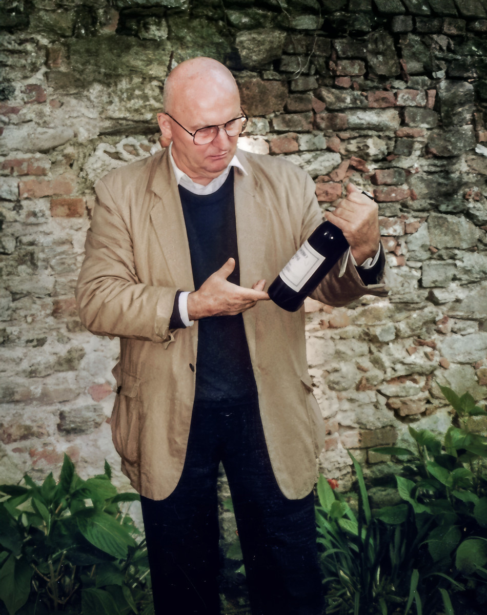 Günter Gerhard Lange, im Castello della Manta bei Saluzzo, betrachtet eine Flasche Wein