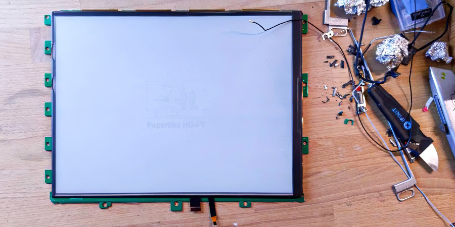 E-Paper-Monitor-Bausatz aus Panel und Platine