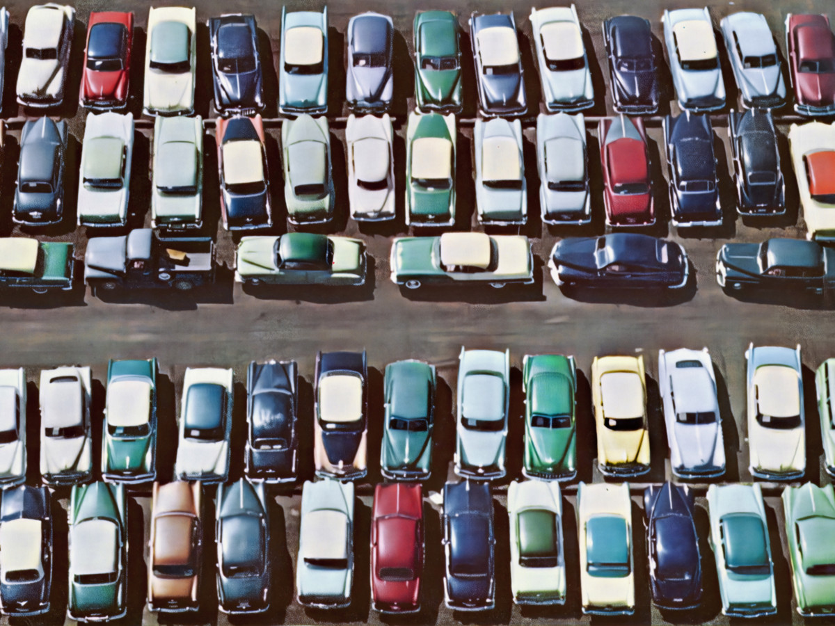 Parkplatz, aufgenommen vermutlich Mitte der 1950er Jahren.