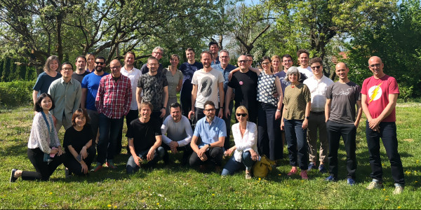 Gruppenfoto vom Fontstand Foundry Meeting am 22. April 2018: Rund dreißig Personen posieren bei strahlendem Himmel auf einer Wiese vor großen Bäumen – stehend und kniend, in entspannter, legerer Kleidung.