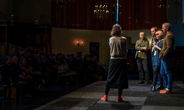Andrej Krátky, Peter Biľak, Christine Bateup und Christopher Slye, die Gründer:innen der Fontstand-Genossenschaft, (mit Moderatorin Indra Kupferschmid) auf der Bühne der Fontstand-Konferenz 2025 in Den Haag.