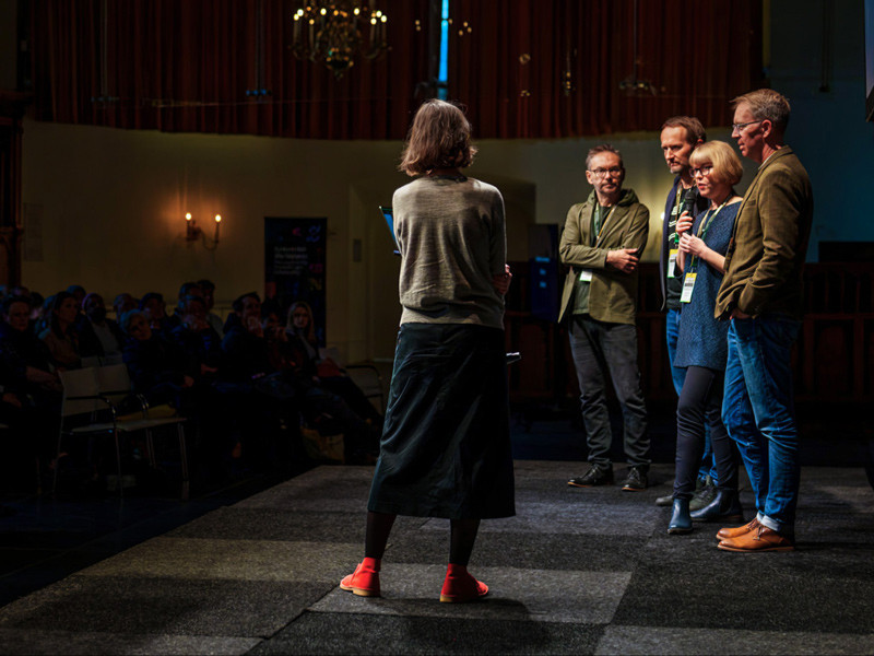 Andrej Krátky, Peter Biľak, Christine Bateup und Christopher Slye, die Gründer:innen der Fontstand-Genossenschaft, (mit Moderatorin Indra Kupferschmid) auf der Bühne der Fontstand-Konferenz 2025 in Den Haag.