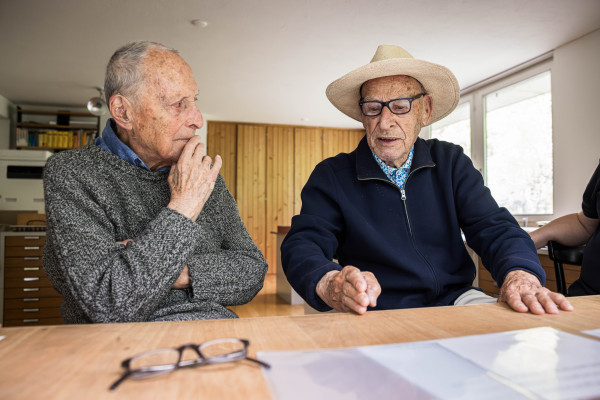 Jost Hochuli (inkks) und Olaf Leu (rechts) im Gespräch