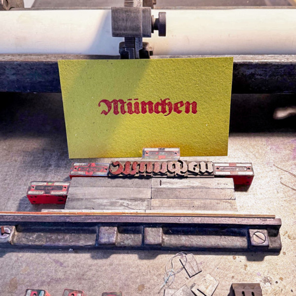 Karte mit München-Schriftzug im Hochdruck