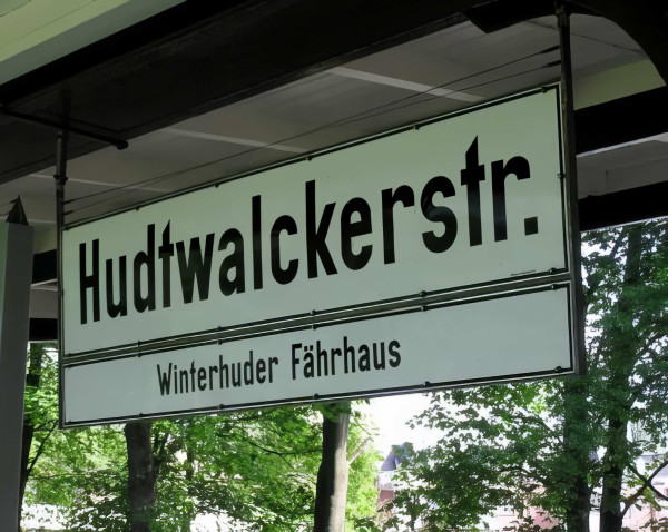Bahnhofsschild: Hudtwalckerstr. Winterhuder Fährhaus