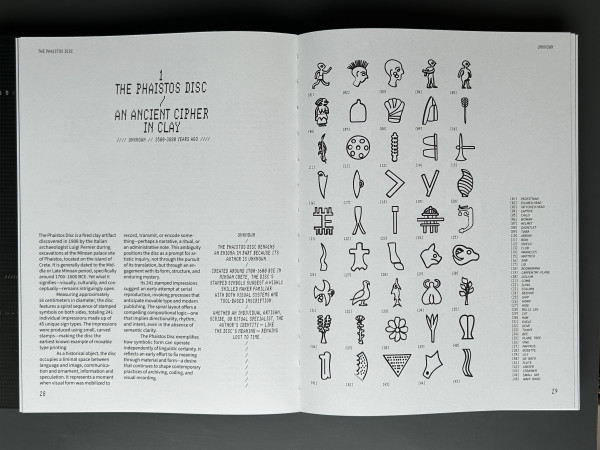 Doppelseite auf der die 45 Symbole der Phaistos-Scheibe abgebildet und besprochen sind.