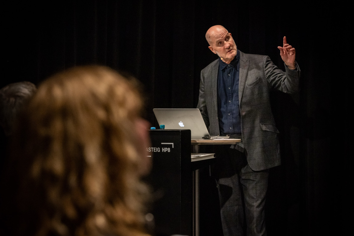 Ulysses Voelker bei der tgm-Vortragsreihe 2026 mit dem Thema »Zeichen setzen – Gestaltung braucht Haltung«: Wer viel weiß, […] kann etwas bewegen.