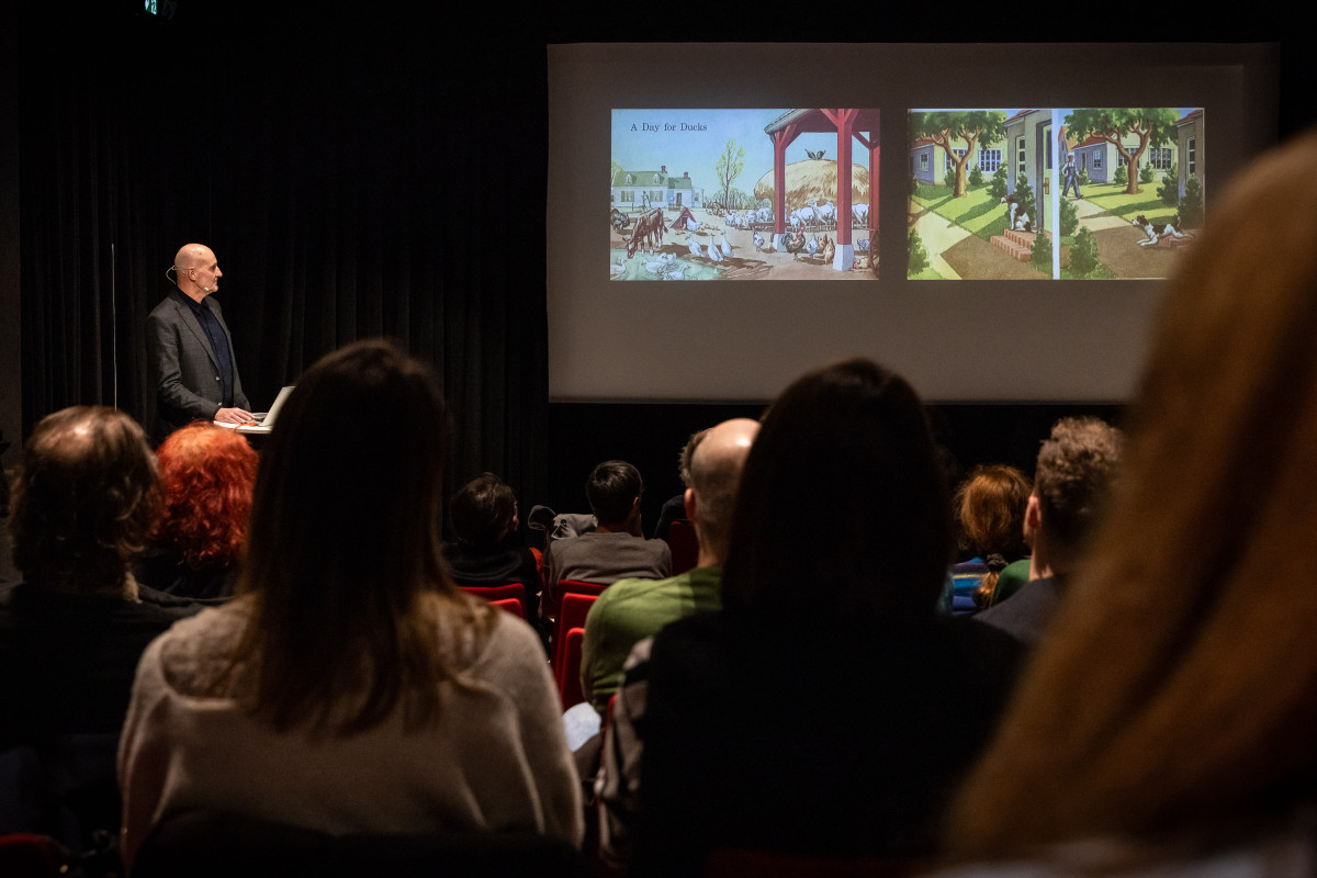 Ulysses Voelker erläutert anhand eines Kinderbuchs von 1961 die manipulative Kraft visueller Kommunikation und die Notwendigkeit gestalterischer Haltung.