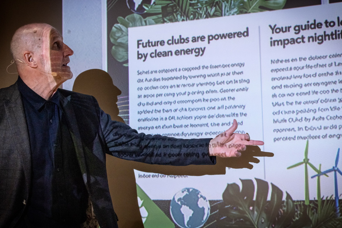 Ulysses Voelker zeigt eine Magazon-Doppelseite, die mit KI generiert wurde, aber bis auf wenige Fehler „visuell richtig“ ausschaut.