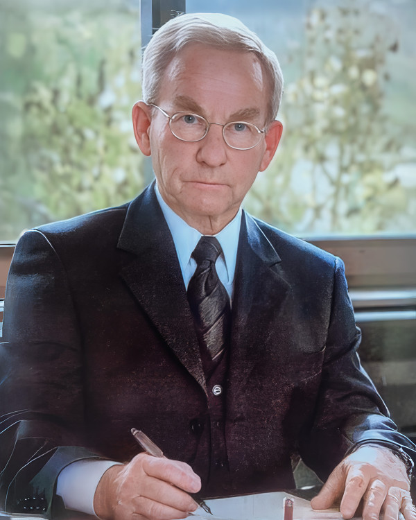Walter Biering am Schreibtisch des Mediahaus Biering GmbH